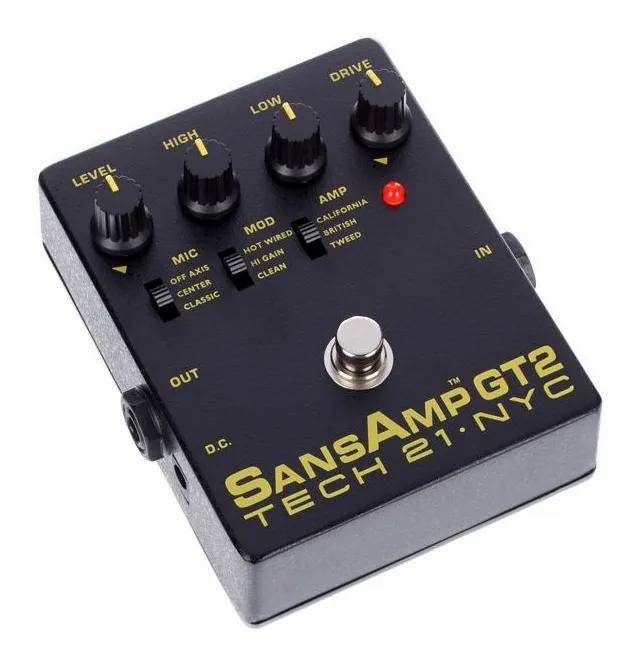 Tech 21 SansAmp GT 2, footswitch in primo piano