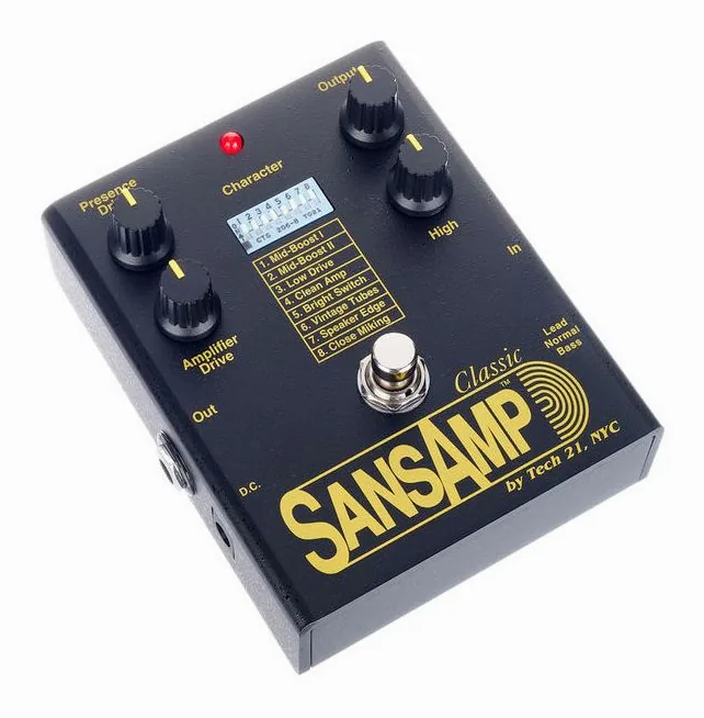 Tech 21 SansAmp Classic, footswitch in primo piano
