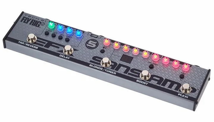 Tech 21 SansAmp Fly Rig 5 v2 inquadrato di fronte su sfondo neutro
