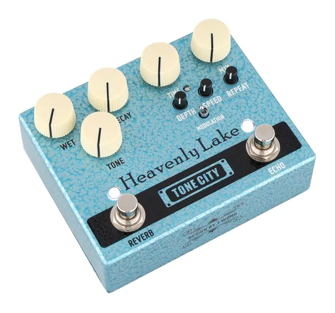 Tone City Heavenly Lake V2 Reverb / Echo, footswitch in primo piano