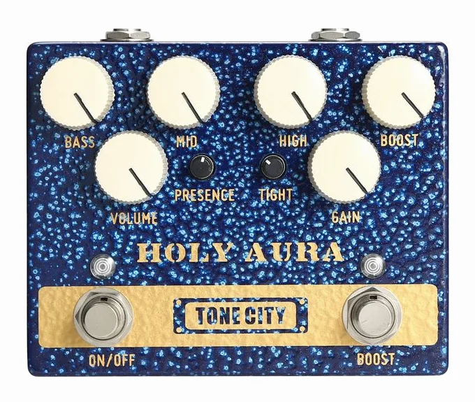 Tone City Holy Aura - Distortion / Boost, footswitch in primo piano
