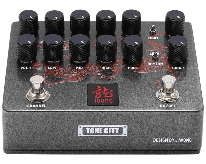 Tone City LOONG Distortion / Preamp, footswitch in primo piano
