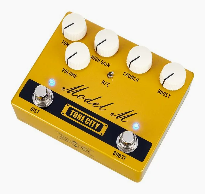 Tone City M V2 - Distortion / Amp-In-A-B inquadrato di fronte su sfondo neutro