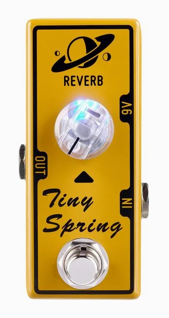 Tone City Tiny Spring Reverb V2, footswitch in primo piano