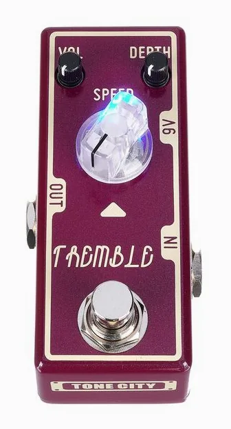 Tone City Tremble Tremolo, footswitch in primo piano