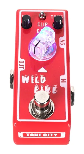 Tone City Wild Fire High-Gain Distortion, footswitch in primo piano