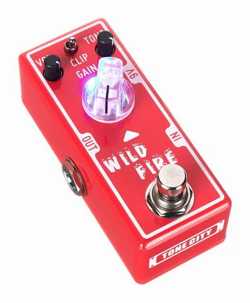 Tone City Wild Fire High-Gain Distortion, footswitch in primo piano