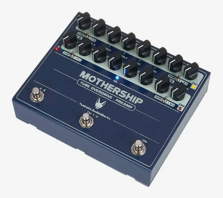 Tsakalis AudioWorks Mothership Pre-Amp inquadrato di fronte su sfondo neutro