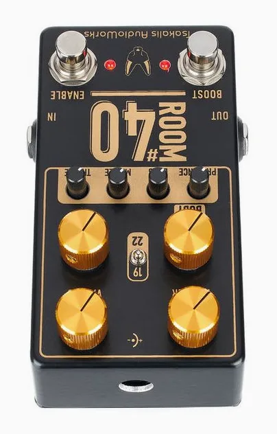 Tsakalis AudioWorks Room #40 Overdrive, footswitch in primo piano