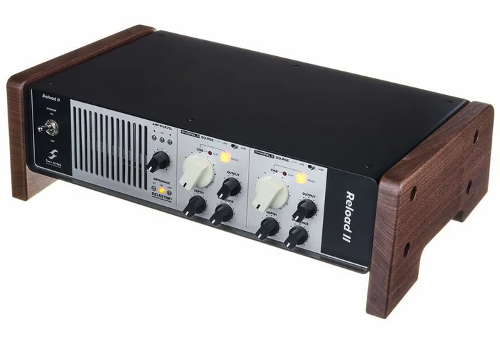 Two Notes Reload II Loadbox & Attenuator inquadrato di fronte su sfondo neutro