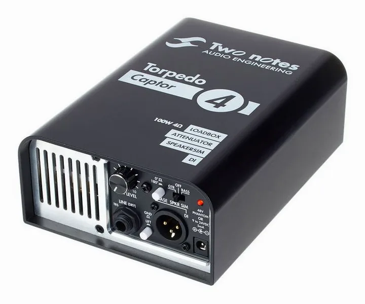 Two Notes Torpedo Captor 4 Ohms inquadrato di fronte su sfondo neutro