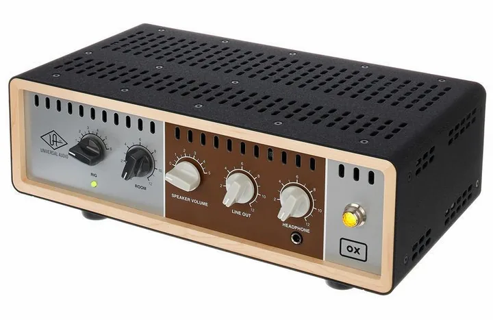 Universal Audio OX Amp Top Box inquadrato di fronte su sfondo neutro