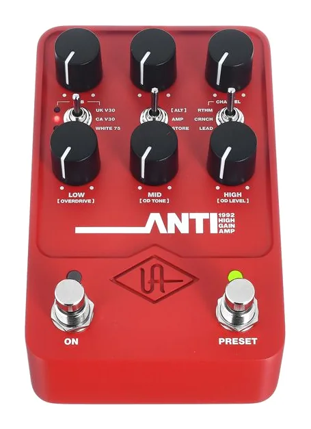 Universal Audio UAFX ANTI 1992 High Gain Amp, footswitch in primo piano