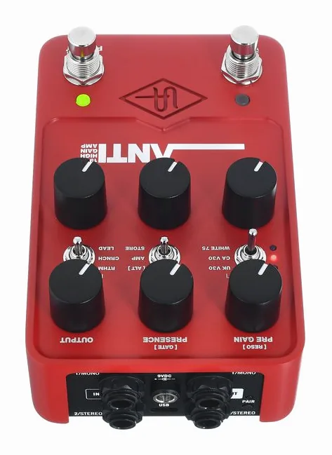 Universal Audio UAFX ANTI 1992 High Gain Amp, footswitch in primo piano