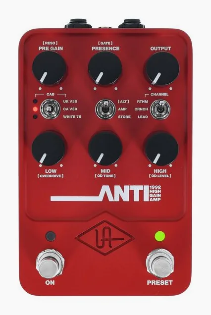 Universal Audio UAFX ANTI 1992 High Gain Amp, footswitch in primo piano