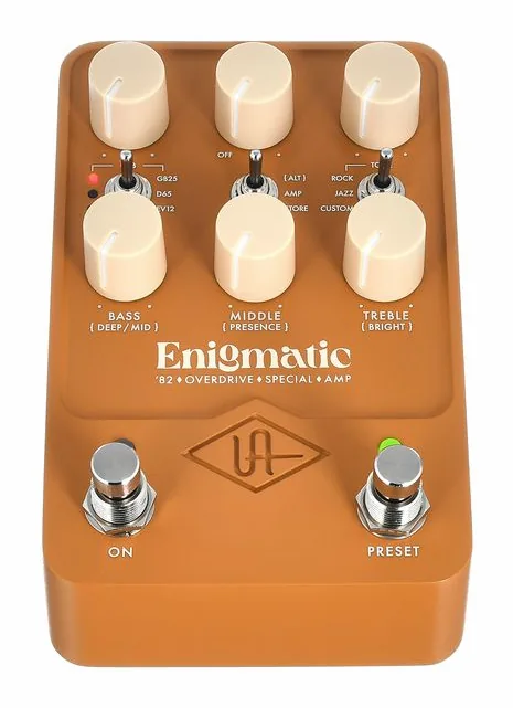 Universal Audio UAFX Enigmatic '82 Overdrive, footswitch in primo piano