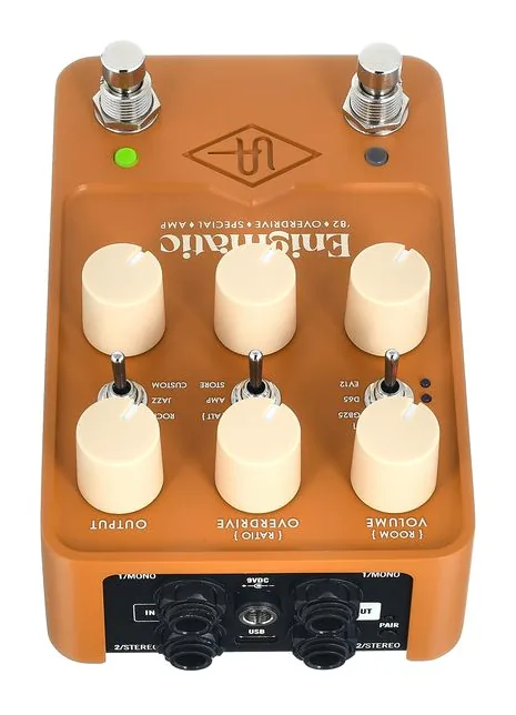 Universal Audio UAFX Enigmatic '82 Overdrive, footswitch in primo piano