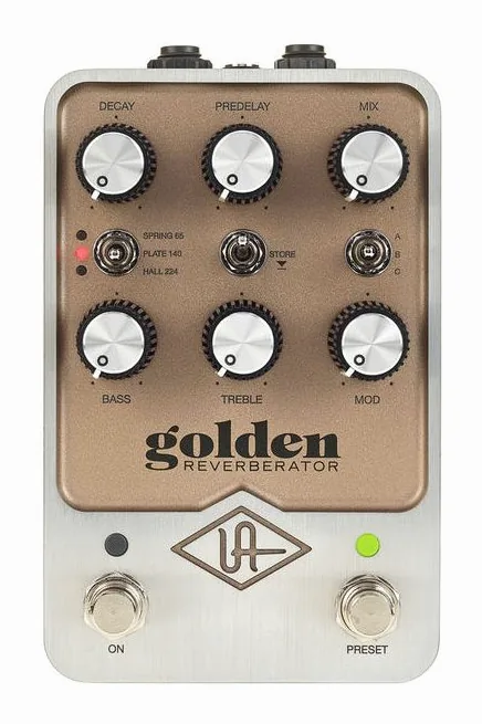 Universal Audio UAFX Golden Reverberator, footswitch in primo piano
