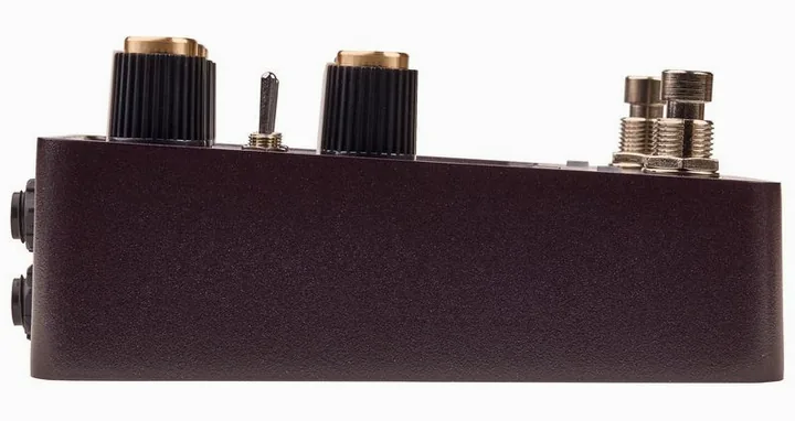 Universal Audio UAFX Lion 68 Super Lead Amp, connettori sul retro dell'unita