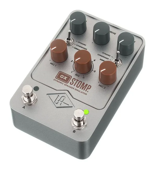 Universal Audio UAFX OX Stomp Dynamic Speaker, footswitch in primo piano