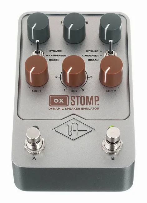 Universal Audio UAFX OX Stomp Dynamic Speaker, footswitch in primo piano