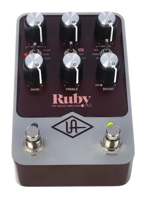 Universal Audio UAFX Ruby '63, footswitch in primo piano