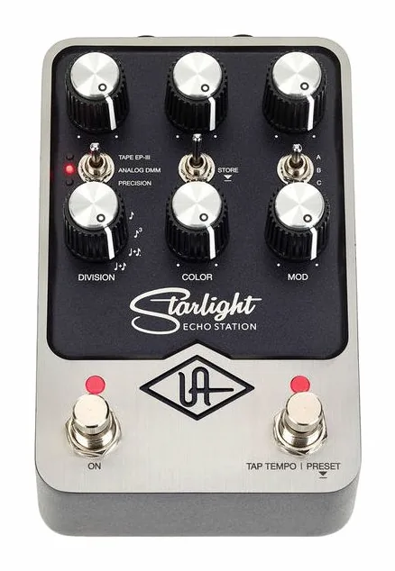 Universal Audio UAFX Starlight Echo Station, led e interruttore a pedale
