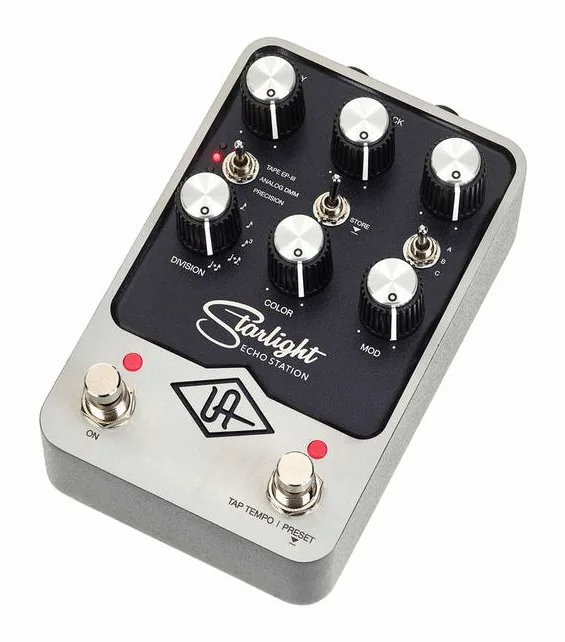 Universal Audio UAFX Starlight Echo Station visto di fronte