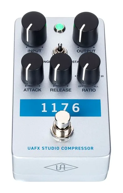 Universal Audio UAFX 1176 Studio Compressor, footswitch in primo piano