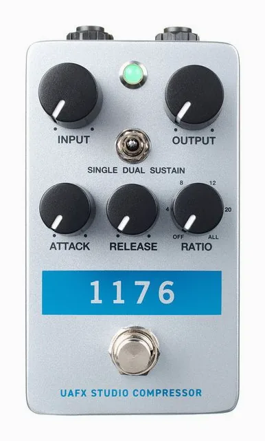 Universal Audio UAFX 1176 Studio Compressor, footswitch in primo piano