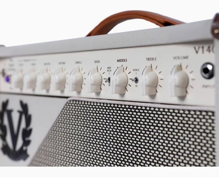 Victory Amplifiers V140 Super Duchess MKII Head, footswitch e ingressi sul retro