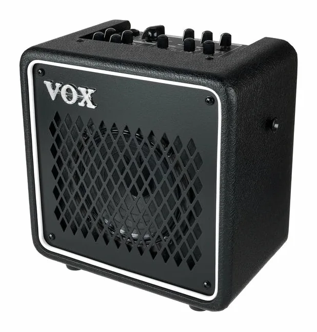 Vox Mini Go 10 inquadrato di fronte su sfondo neutro