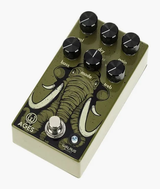 Walrus Audio Ages Overdrive, footswitch in primo piano