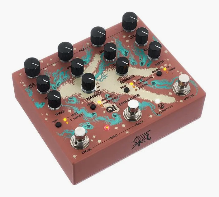 Walrus Audio Qi Etherealizer TK, footswitch in primo piano