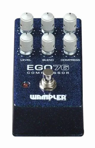 Wampler Ego 76 Compressor, footswitch in primo piano