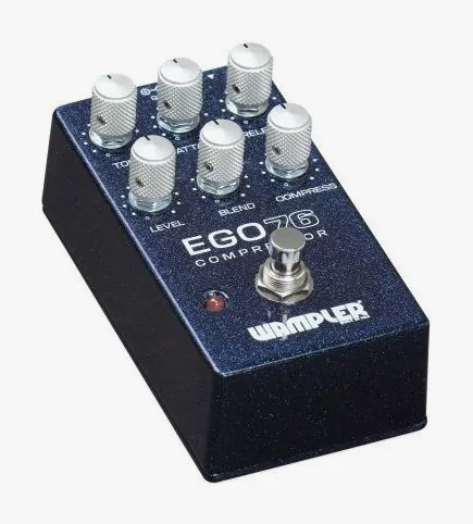 Wampler Ego 76 Compressor, footswitch in primo piano