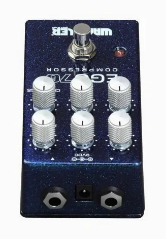Wampler Ego 76 Compressor, footswitch in primo piano