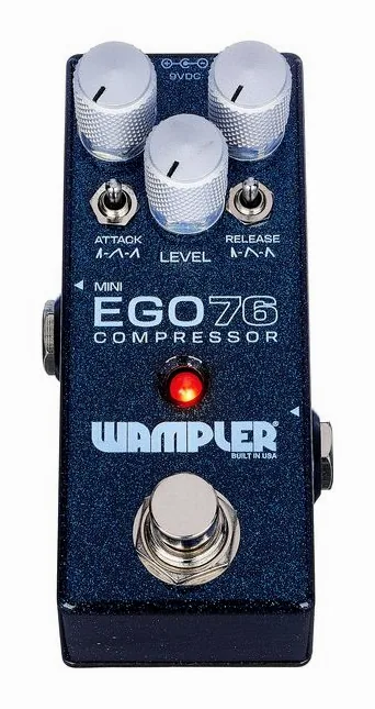 Wampler Mini Ego 76 Compressor, footswitch in primo piano