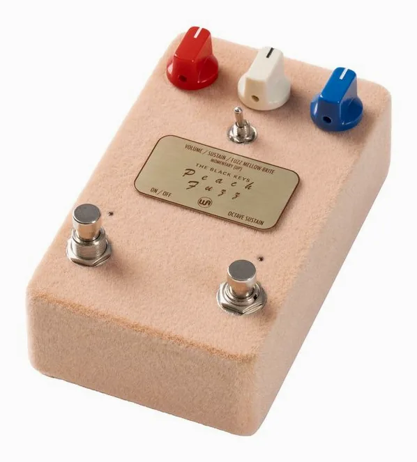 Warm Audio Peach Fuzz inquadrato di fronte su sfondo neutro