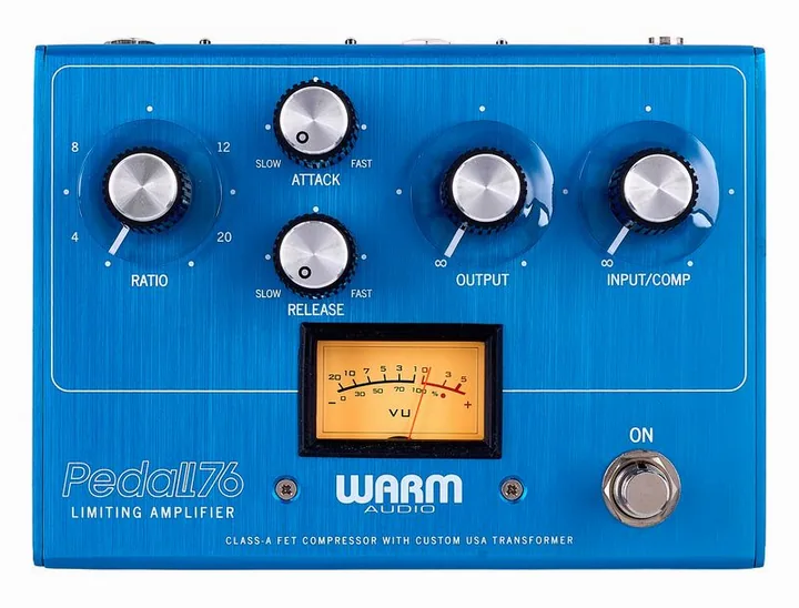 Warm Audio Pedal76 FET LTD Compressor, footswitch in primo piano