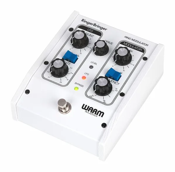 Warm Audio RingerBringer limited White inquadrato di fronte su sfondo neutro