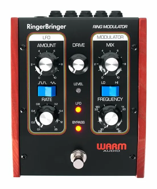 Warm Audio RingerBringer Ring Modulator, footswitch in primo piano