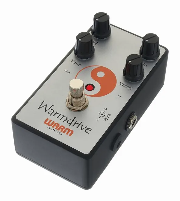 Warm Audio Warmdrive Overdrive inquadrato di fronte su sfondo neutro