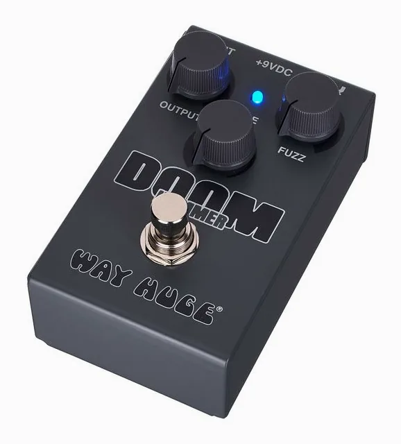 Way Huge Doom Hammer Fuzz inquadrato di fronte su sfondo neutro