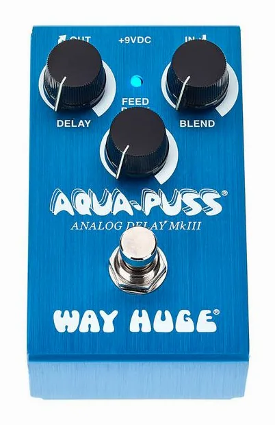 Way Huge Smalls Aqua-Puss, footswitch in primo piano