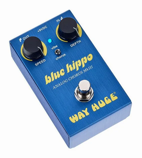 Way Huge Smalls Blue Hippo, footswitch in primo piano