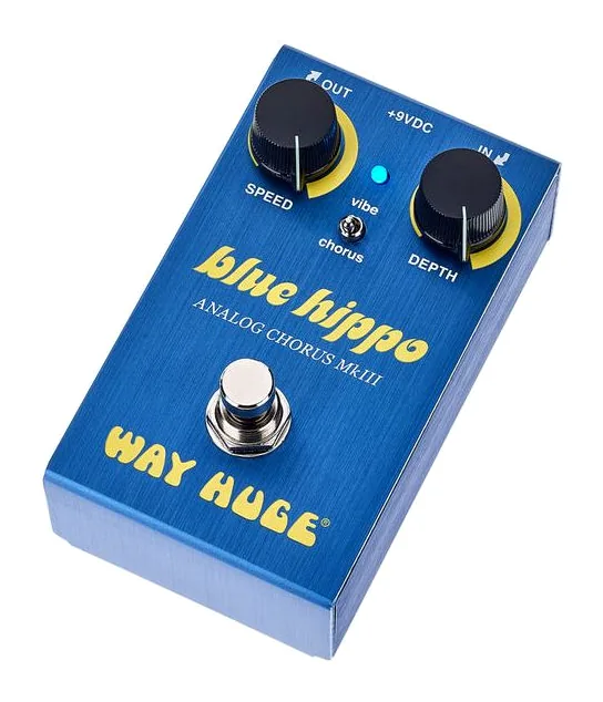 Way Huge Smalls Blue Hippo inquadrato di fronte su sfondo neutro