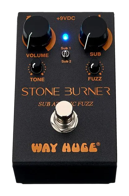 Way Huge Smalls St Burner Sub Atom Fuzz, footswitch in primo piano