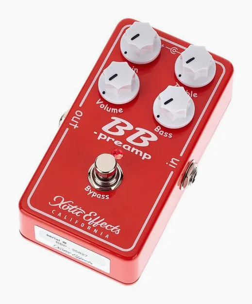 Xotic BB Preamp V1.5 inquadrato di fronte su sfondo neutro