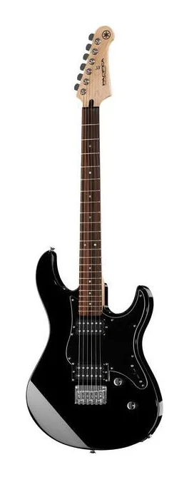 Yamaha Pacifica 120H BK inquadrato di fronte su sfondo neutro